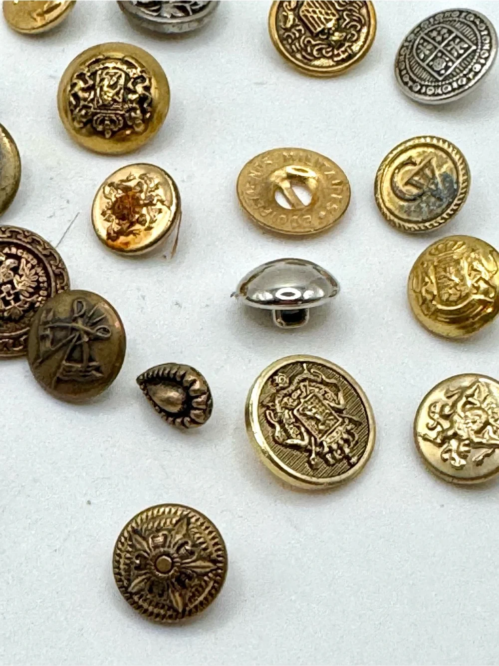 Vintage military and fashion buttons - Lot 
17 - Picture 4 of 4